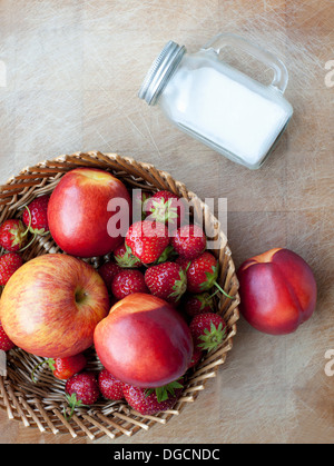 Korb mit Apfel, Pfirsiche und Erdbeeren, Draufsicht Stockfoto