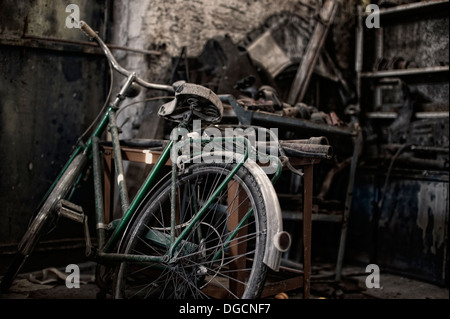 Fahrrad in eine schmutzige garage Stockfoto