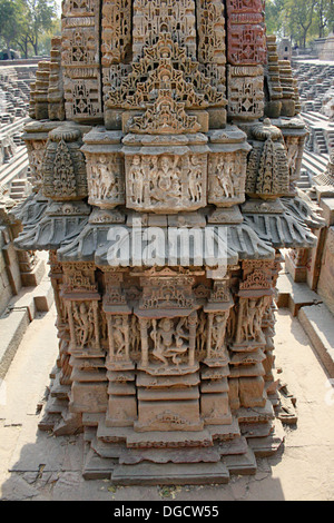 Steinbildhauen auf eines der 108 Miniatur-Heiligtümer in der Surya Kund. Sonne-Bügel, Modhera, Gujarat, Indien. Stockfoto