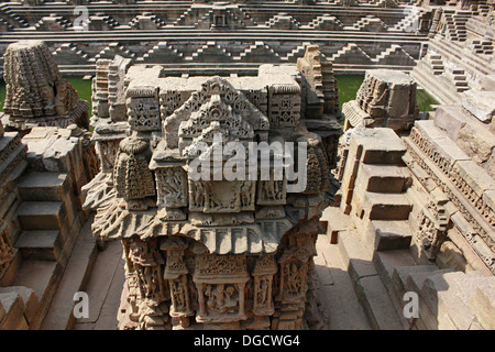 Steinbildhauen auf eines der 108 Miniatur-Heiligtümer in der Surya Kund. Sonne-Bügel, Modhera, Gujarat, Indien. Stockfoto