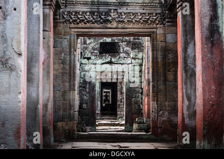 Schwinden die Muster der inneren arcade Türen in Höfen im alten Tempel in Angkor Wat in Kambodscha Stockfoto