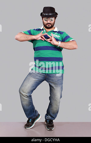 Cooler Typ, klassischen Tanz, Bharathanatyam zu tun. lustiger Kerl in Sonnenbrillen Stockfoto