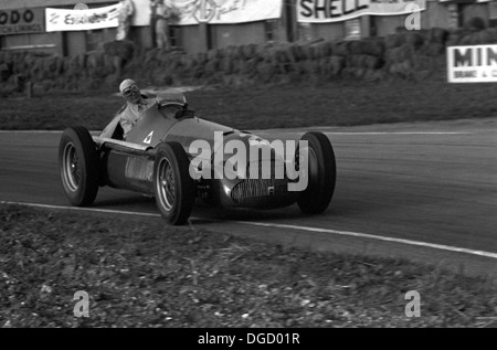 Nino Farina gewann in einem Alfa Romeo 158 Alfetta in Goodwood, England, 29. September 1951. Stockfoto