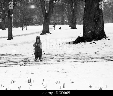 niedlichen Kleinkind Spaß in Blizzard schwarz / weiß Stockfoto