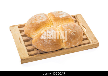 Vier Brötchen Brot auf Holz Schneidebrett auf weißem Hintergrund, flachen Fokus Stockfoto