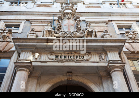 Wappen mit George Kreuz über der Tür des Rathauses auf Via Garibaldi Genua Ligurien Italien Stockfoto