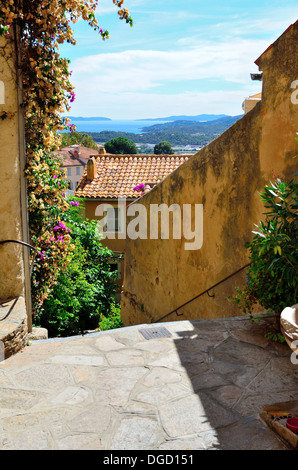 Blick auf das Mittelmeer vom Dorf Bormes Les Mimosas, Cote Azur, Frankreich Stockfoto