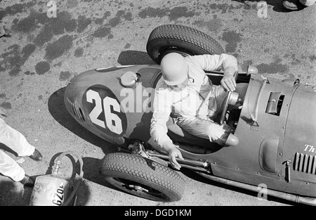 Im Grand Prix von Frankreich, Reims, Frankreich 1951 gedreht Reg Parnell in der Ferrari ThinWall spezielle V12 in den Gruben-Overhead. Stockfoto
