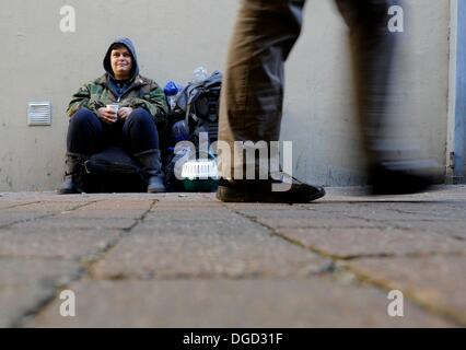 Hamburg, Deutschland. 18. Oktober 2013. 26-j hrige Obdachlose Anica sitzt mit ihrem Gepäck und einem Rattenkäfig in den Obdachlosen Einrichtung Pik als in Hamburg, Deutschland, 18. Oktober 2013. Deutschlands älteste Obdachlosenheim wurde als eine Polizei-Asyl im Jahre 1913 gegründet. Foto: Angelika Warmuth/Dpa/Alamy Live News Stockfoto