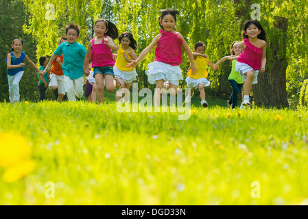 Kinder laufen auf dem Rasen Stockfoto