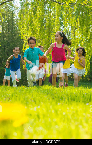 Kinder laufen auf dem Rasen Stockfoto