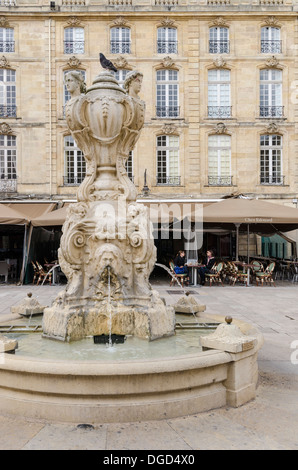 Brunnen und Restaurant in Parliament Square, Saint-Pierre, Bordeaux, Frankreich Stockfoto