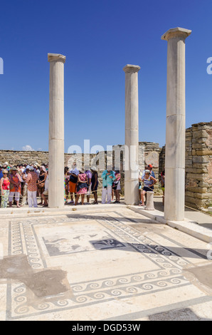 Touristen im Haus des Dionysos, Delos, Kykladen, Griechenland Stockfoto