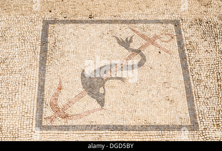 Mosaik von Dolphin schwimmen um einen Anker in das Haus des Dreizacks auf Delos, Kykladen, Griechenland Stockfoto