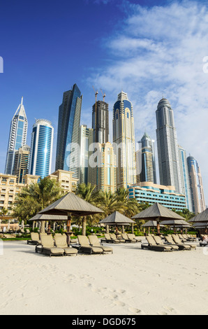 Der Dubai Marina Wolkenkratzer ragen über The Westin Dubai Mina Seyahi Beach Resort Hotel, Dubai, Vereinigte Arabische Emirate Stockfoto