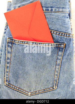 Jeans-Tasche mit roten Buchstaben auf der Rückseite Stockfoto