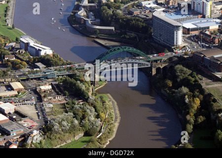 Luftaufnahme von Sunderland Brücken über den Fluss tragen in Sunderland Stockfoto