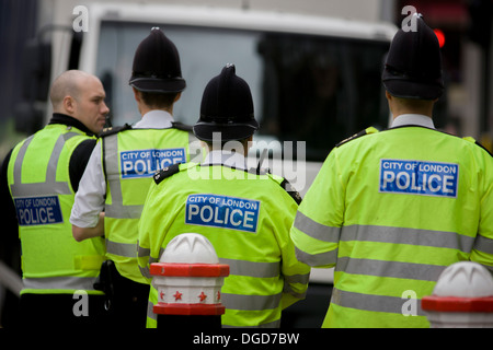 Offiziere von der Londoner Polizei, Mann einen Kontrollpunkt auf der Suche nach verdächtigen Fahrzeugen und Fahrern Eingabe bei Aldgate. Stockfoto