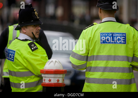 Offiziere von der Londoner Polizei, Mann einen Kontrollpunkt auf der Suche nach verdächtigen Fahrzeugen und Fahrern Eingabe bei Aldgate. Stockfoto