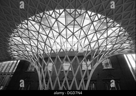 England, London, B&W Schuss der Metallstruktur in Kings Cross Bahnhof. Stockfoto