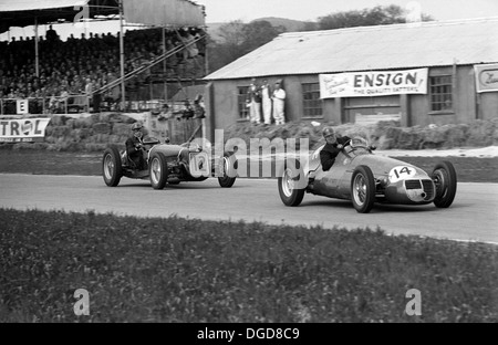 Ein Maserati 4CLT führt Major Tony Rolt Rob Walker Delage-Ära in der Festival of Britain Trophy, Goodwood, England 1951. Stockfoto