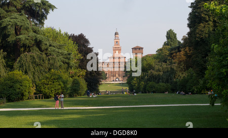 Ansicht des Castello Sforzesco (Castello Sforzesco), von Parco Sempione, Mailand, Lombardei, Italien Stockfoto