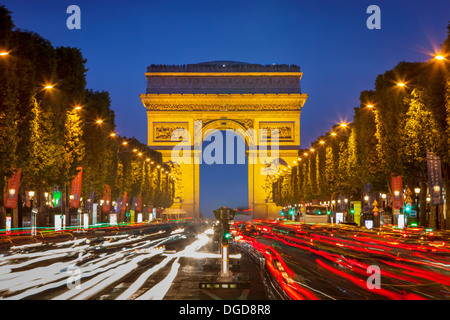 Dämmerung entlang der Champs Elysees und Arc de Triomphe, Paris, Frankreich Stockfoto