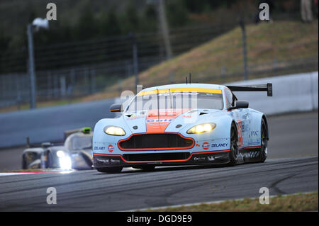 Shinozuka, Japan FUJI International Speedway. 18. Oktober 2013. 6 Stunden Ausdauer WEC FIA-Rennen, Praxis. #96 ASTON MARTIN RACING (GBR) ASTON MARTIN VANTAGE V8 STUART HALL (GBR) JAMIE CAMPBELL WALTER (GBR) JONATHAN ADAM (GBR) Credit: Action Plus Sport/Alamy Live News Stockfoto