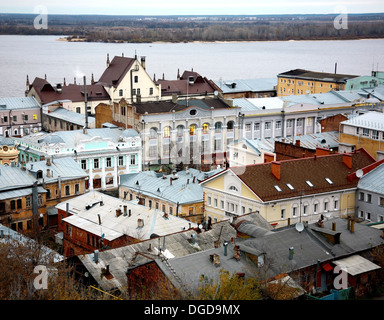 Zuerst leuchtet in Windows im Alter Kaufmann Straße Nischni Nowgorod Russland Stockfoto