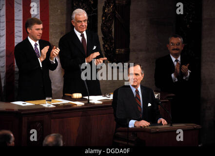 Datei-PICS: Ehemalige Haus Sprecher Tom Foley, ein Demokrat, der in den USA Repräsentantenhaus von 1965 bis 1995 aber verlor seinen Sitz als Republikaner Steuerung des Kongresses im Jahr 1994 ergriff starb in seinem Haus in Washington, DC er war 84. 18. Oktober 2013. Im Bild: 29. Januar 1991 - Washington, District Of Columbia, USA - GEORGE BUSH SR mit Vizepräsident DAN QUAYLE, Sprecher des Hauses TOM FOLEY während der State Of The Union. Bildnachweis: James Colburn/Globe Photos/ZUMAPRESS.com/Alamy Live-Nachrichten Stockfoto