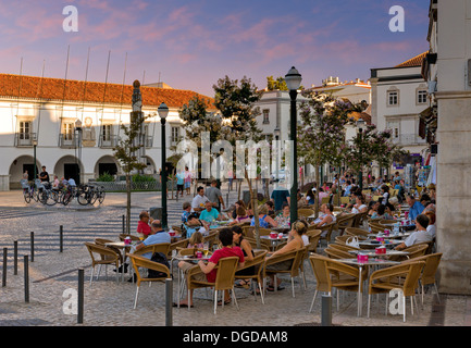Portugal, Algarve, Tavira, Cafés in der Praca da Republica Stockfoto
