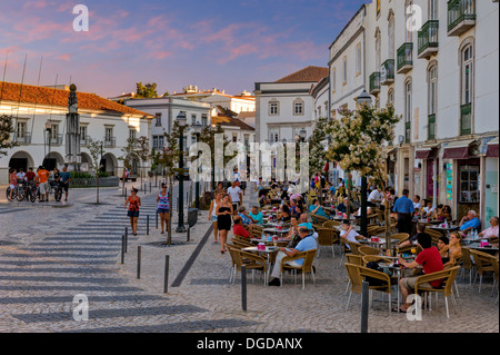 Portugal, Algarve, Tavira, Cafés in der Praca da Republica Stockfoto