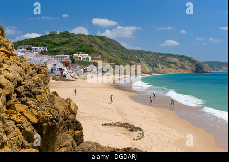 Portugal, der West-Algarve, Praia da Salema Strand und Dorf Stockfoto