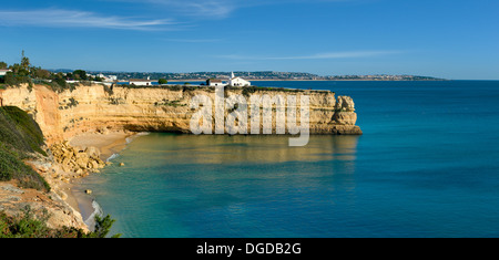 Portugal, Algarve, Praia da Nossa Senhora da Rocha mit der Kapelle an der Steilküste, Armação de Pêra Stockfoto