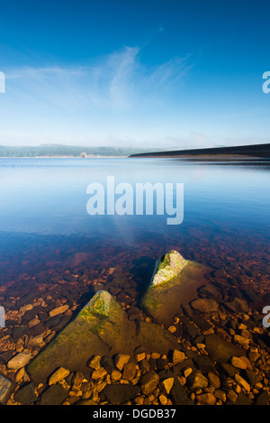 Kielder Wasser zeigt den Damm und Ventil-Turm Stockfoto