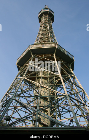 Petrin Aussichtsturm (Petrinska Rozhledna), eine 60 Meter hohe Stahlgerüst Turm in Prag, Tschechien. Stockfoto