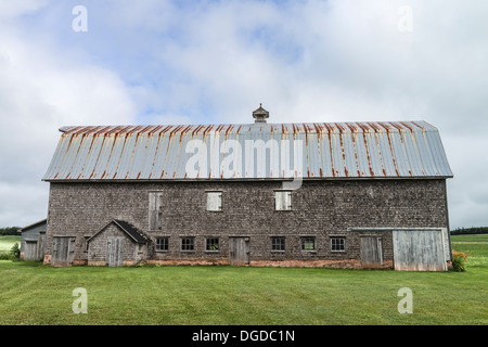 Alte, verwitterte schütteln Schindel doppelseitige Scheune mit verrosteten Metalldach Prince Edward Island, einer der die maritimen Provinzen in Kanada. Stockfoto