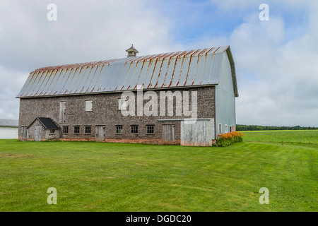 Alte, verwitterte schütteln Schindel doppelseitige Scheune mit verrosteten Metalldach Prince Edward Island, einer der die maritimen Provinzen in Kanada. Stockfoto