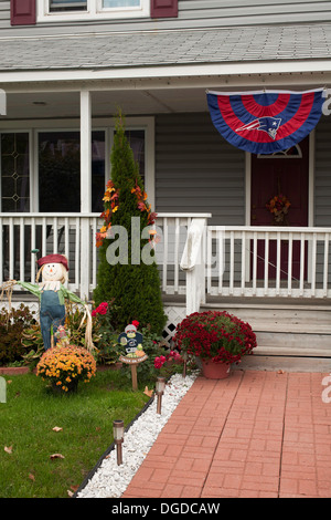 Halloween-Dekoration an der Haustür von Neu-England zu Hause in einem Arbeiterviertel in North Adams, Massachusetts. Stockfoto