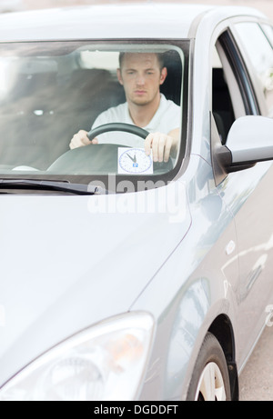 Mann Armaturenbrett Parkplatz Uhr Inverkehrbringen Stockfoto