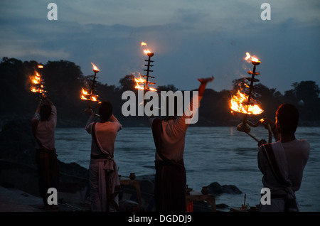 Am Abend Ganga Aarti Zeremonie in Rishikesh Stockfoto