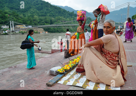 Hindu-Pilger versammelten sich am Ufer des Ganges, Rishikesh, Indien Stockfoto