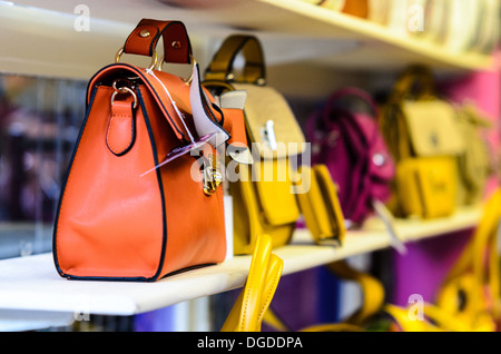 Handtaschen für den Verkauf in der boutique Stockfoto
