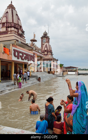 Morgengebet und Badegäste in den Ganges, Rishikesh, Indien Stockfoto