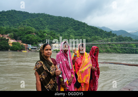 Hindu-Pilger versammelten sich am Ufer des Ganges, Rishikesh, Indien Stockfoto