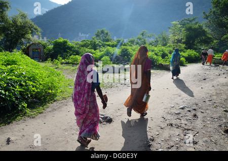 Pilger-Frauen Pilgern in Rishikesh, Indien Stockfoto