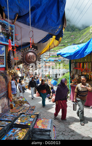 Pilger zu Fuß zum Badrinath Tempel im Himalaya, Indien Stockfoto