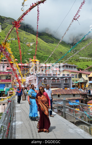 Pilger zu Fuß auf einer Brücke in den Badrinath Tempel im Himalaya, Indien Stockfoto