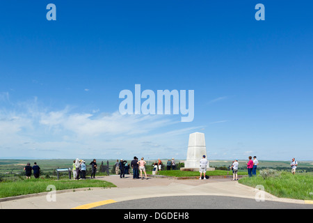 Touristen an der US-Armee 7. Kavallerie-Denkmal auf dem letzten Stand Hill, Little Bighorn Battlefield National Monument, Montana, USA Stockfoto