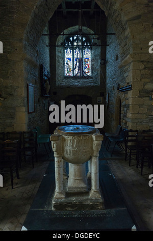 Im 12. Jahrhundert font in St. Carantoc's Kirche. Stockfoto